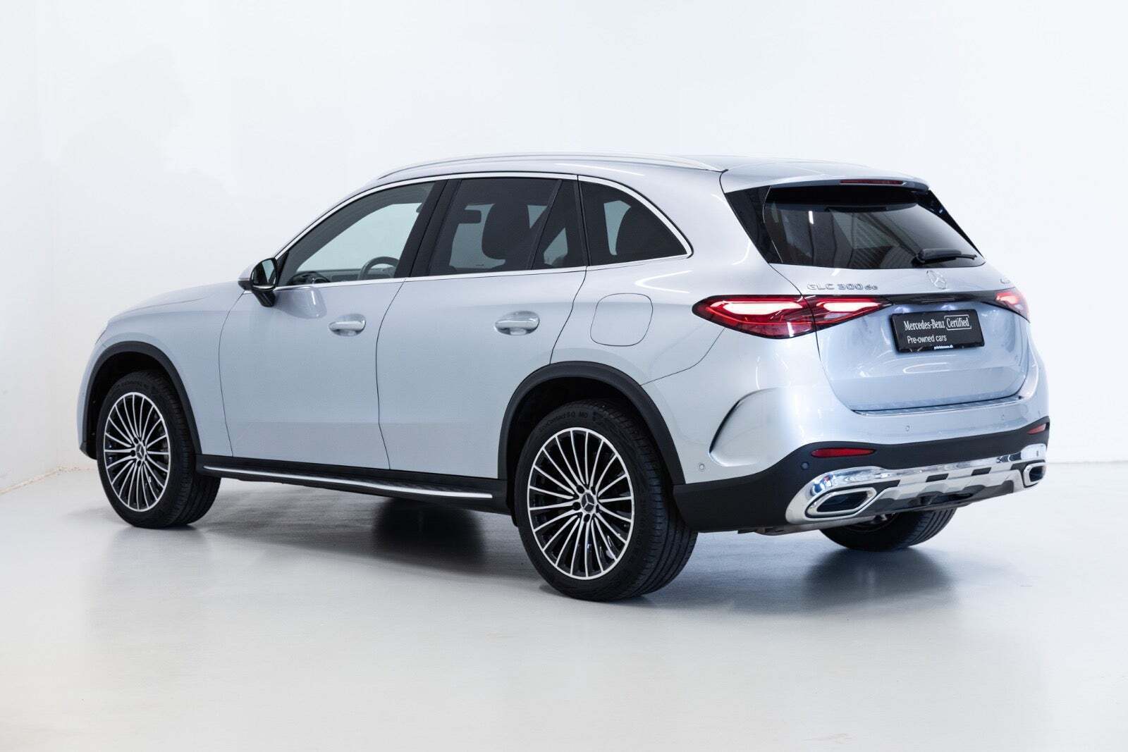 Sølv Mercedes GLC300 de fra 2023