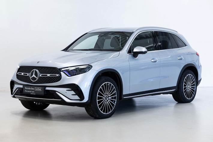Sølv Mercedes GLC300 de fra 2023 set udefra