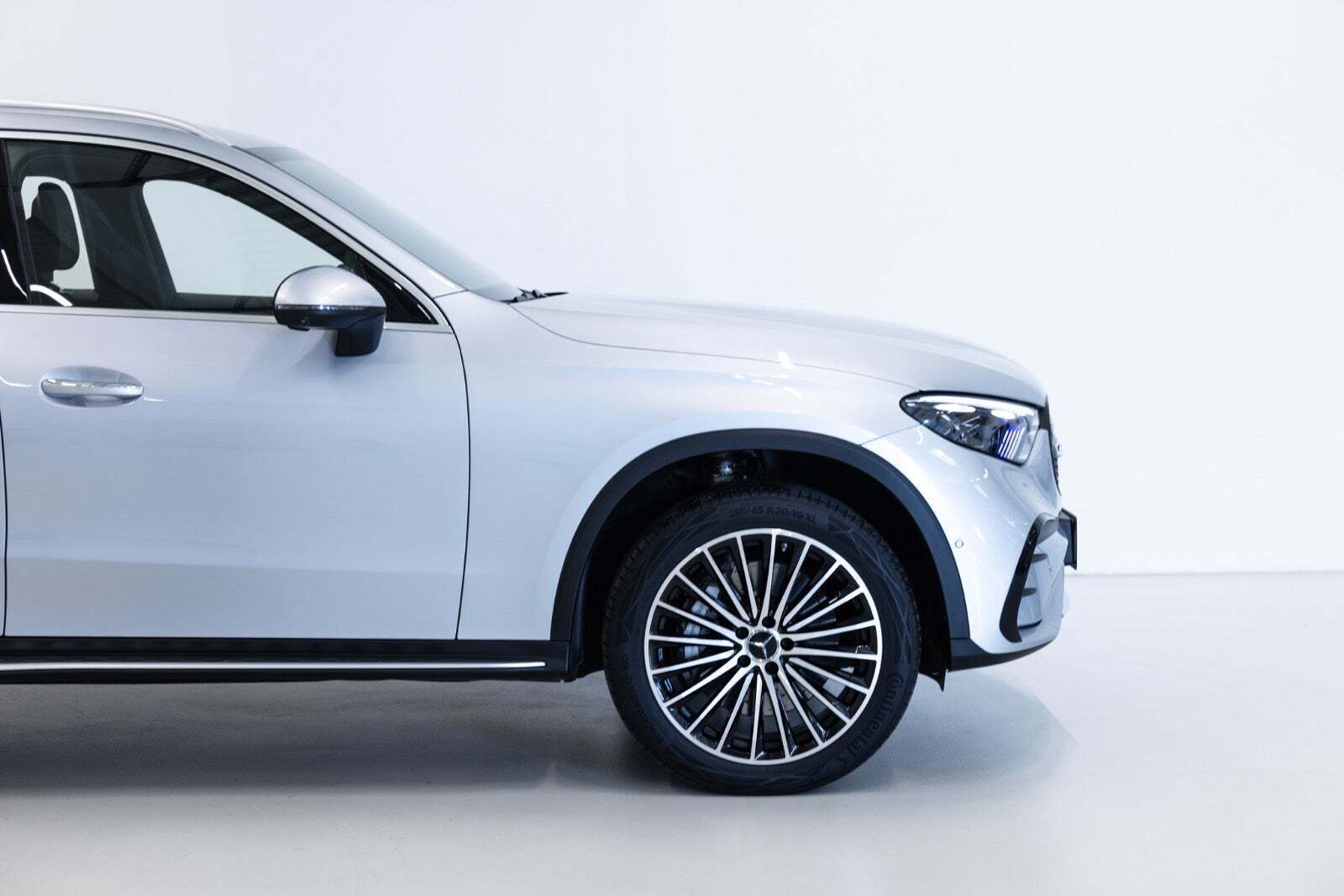 Sølv Mercedes GLC300 de fra 2023