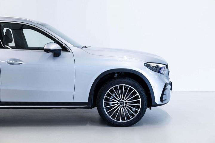 Sølv Mercedes GLC300 de fra 2023