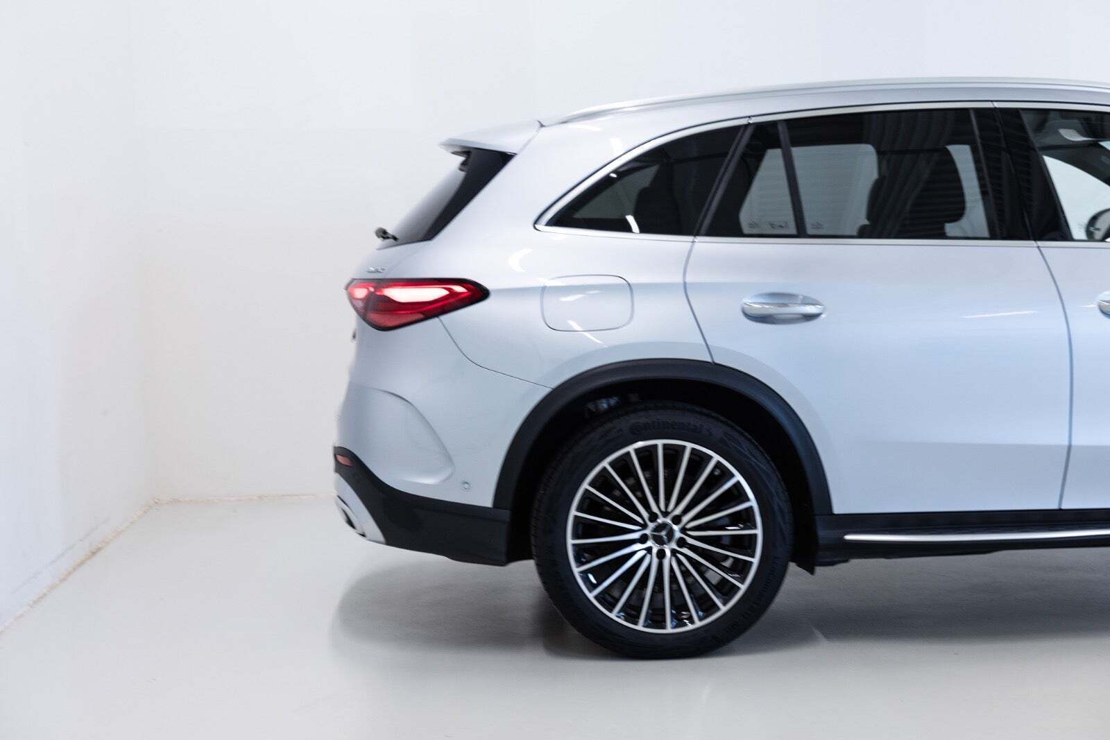 Sølv Mercedes GLC300 de fra 2023
