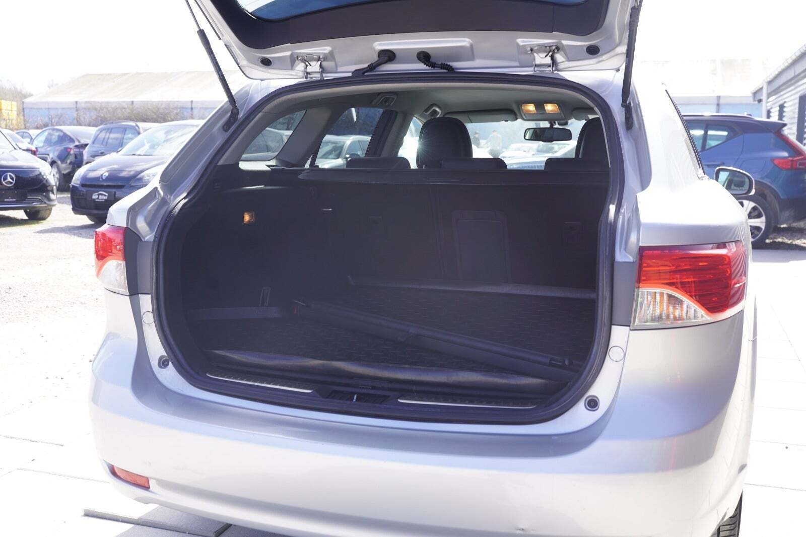 Sølv Toyota Avensis fra 2014