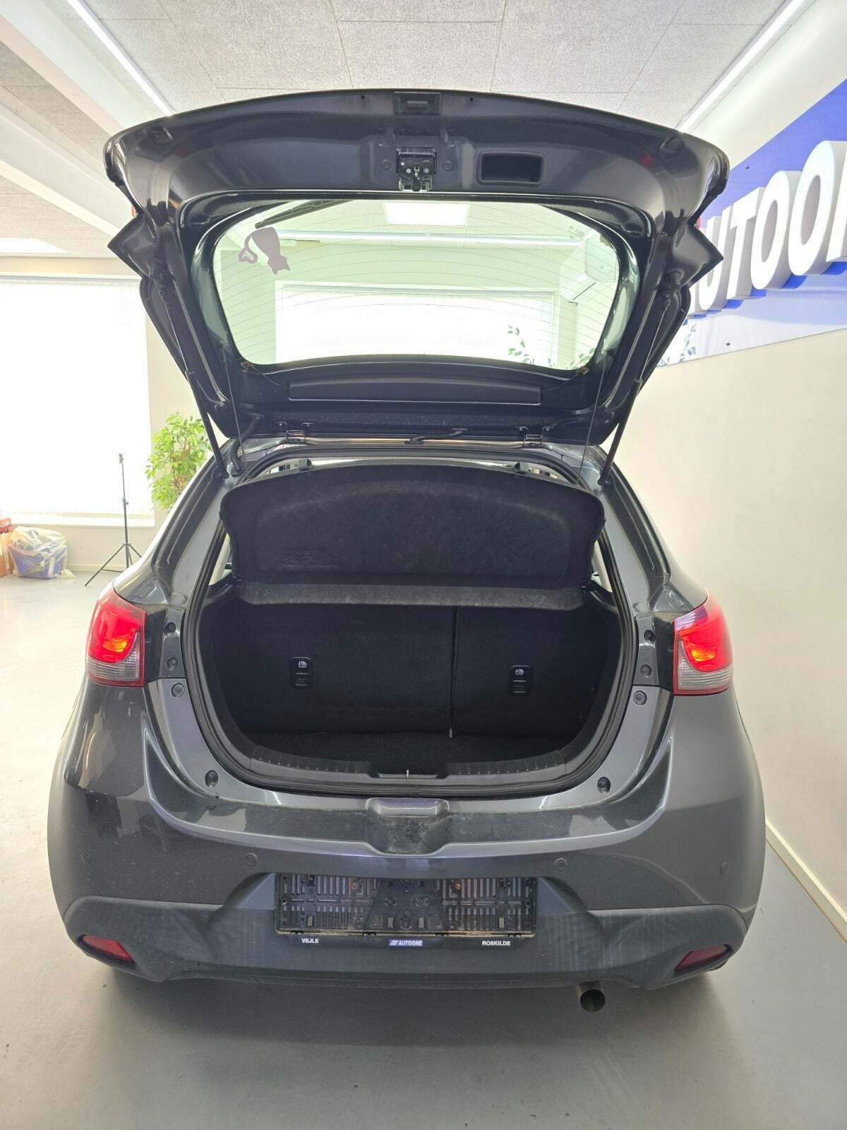 Grå Mazda 2 fra 2015