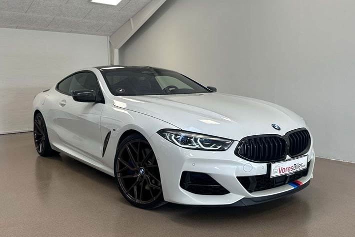 Hvid BMW M850i fra 2019 set udefra
