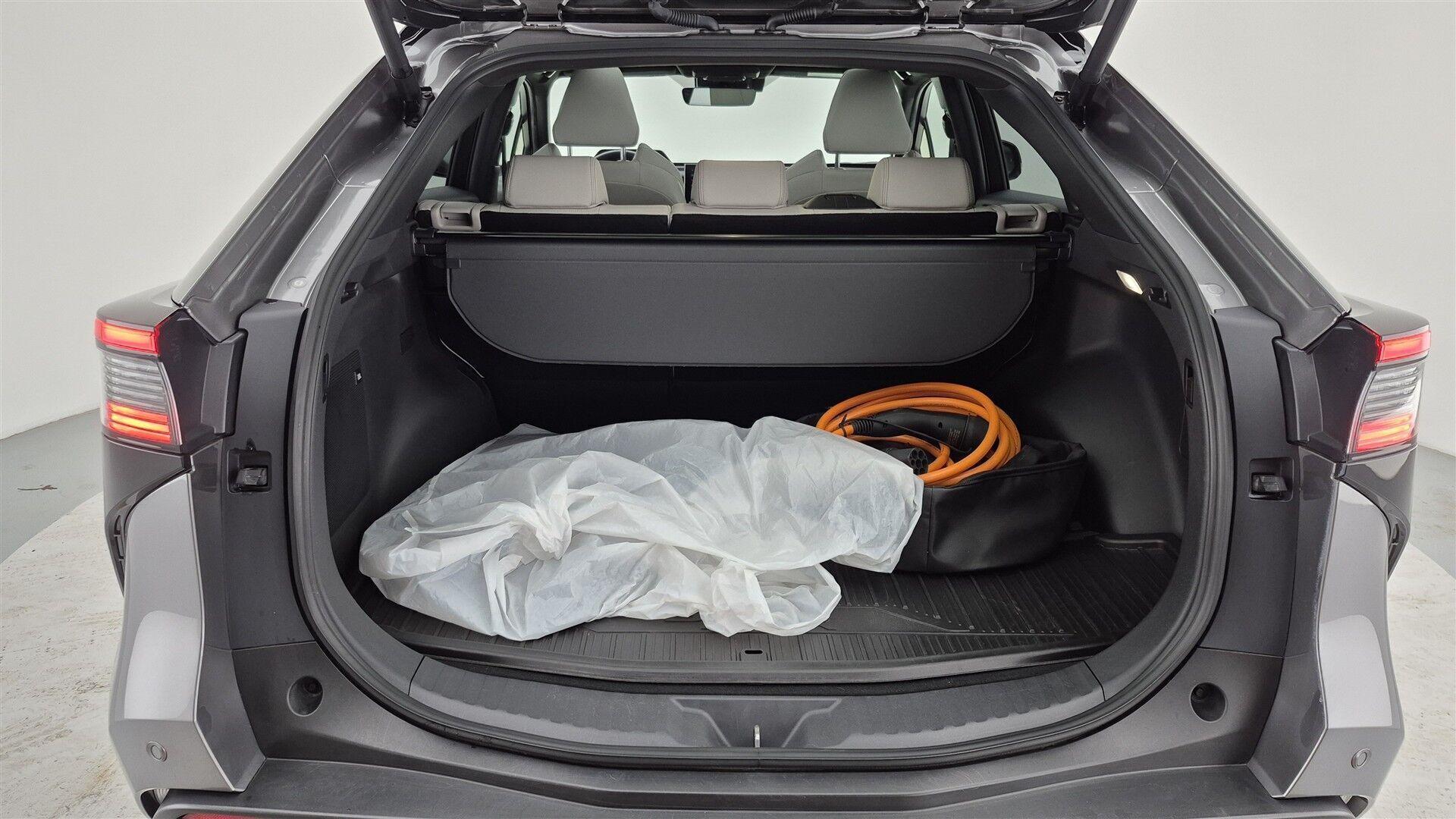 Grå Toyota BZ4X fra 2024