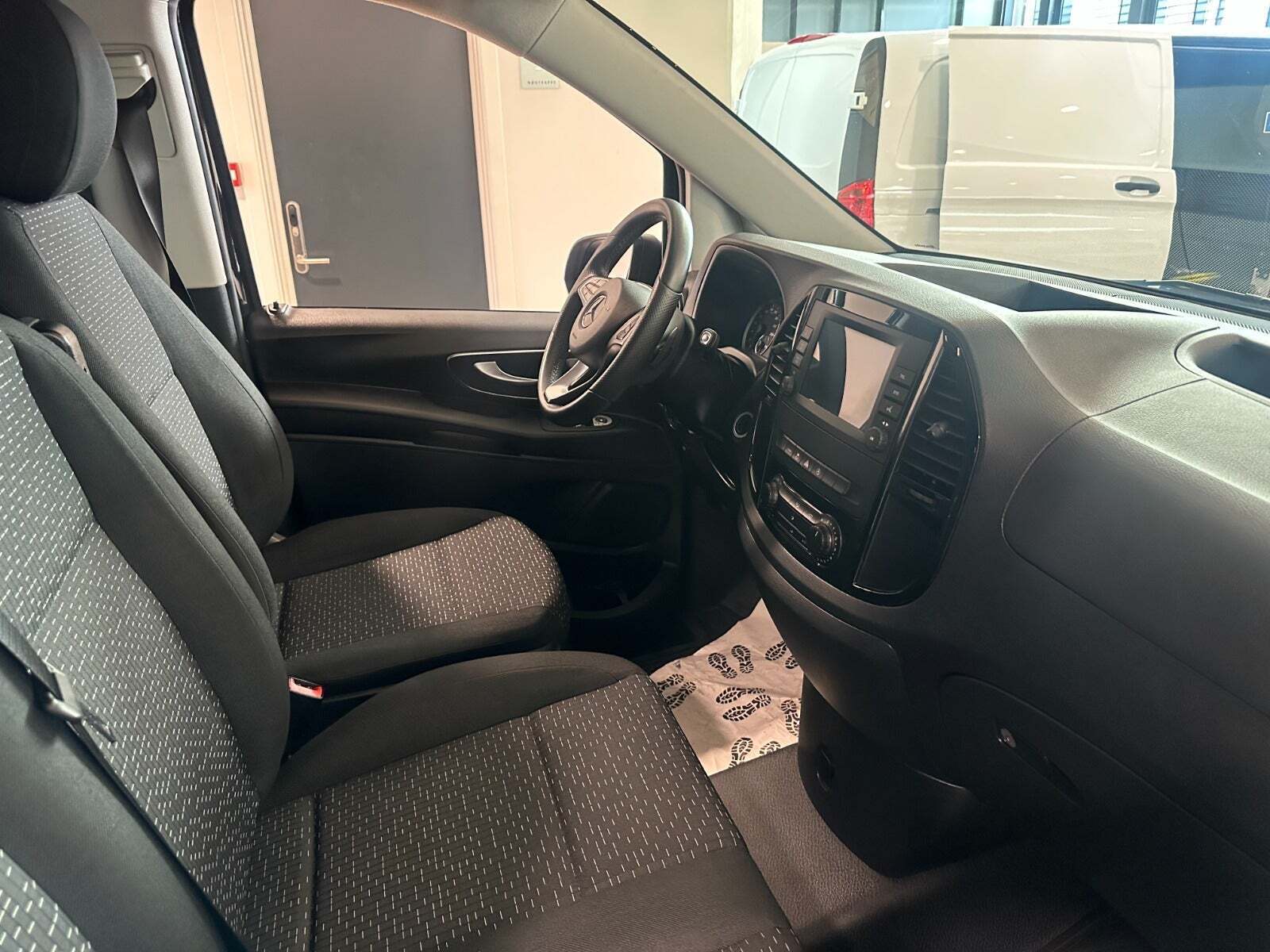 Sort Mercedes Vito 114 fra 2023