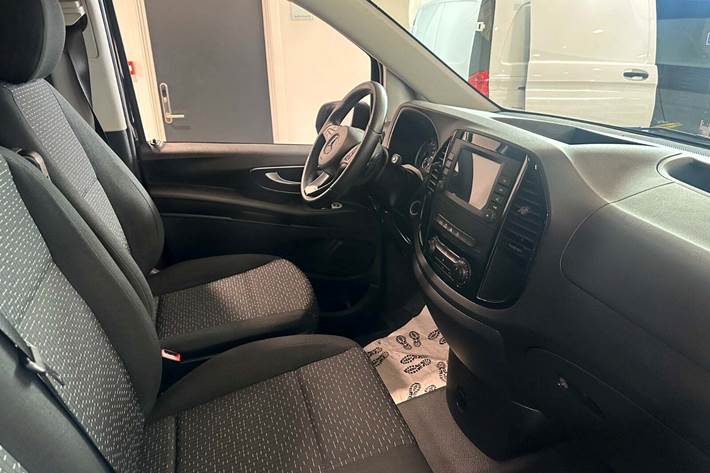 Sort Mercedes Vito 114 fra 2023