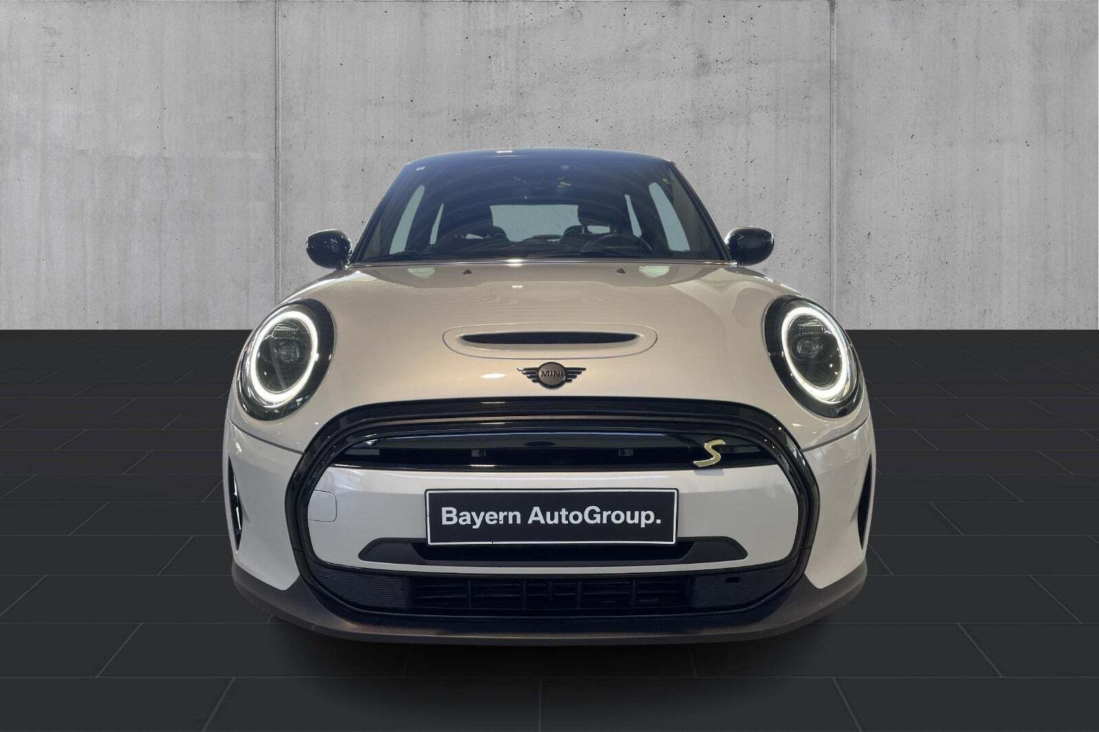 Sølv Mini Cooper SE fra 2023