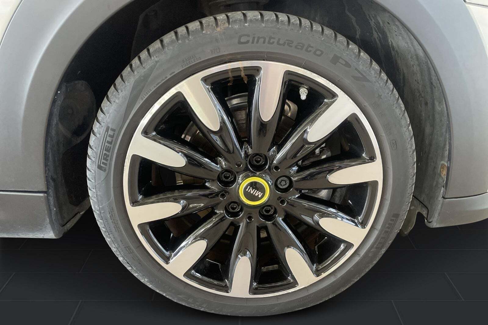Sølv Mini Cooper SE fra 2023