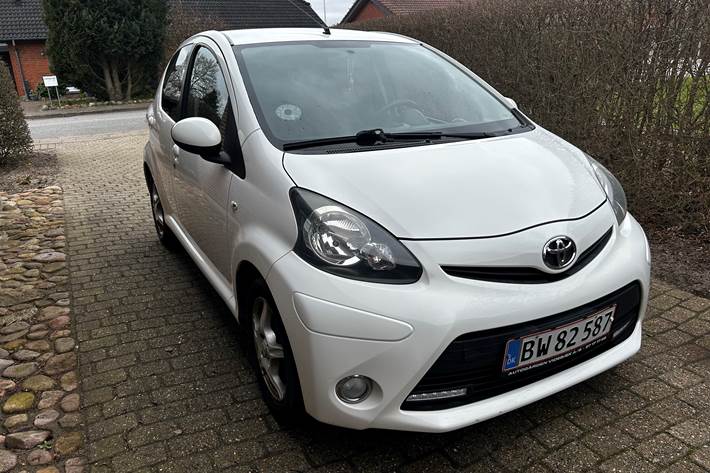 Hvid Toyota Aygo fra 2013