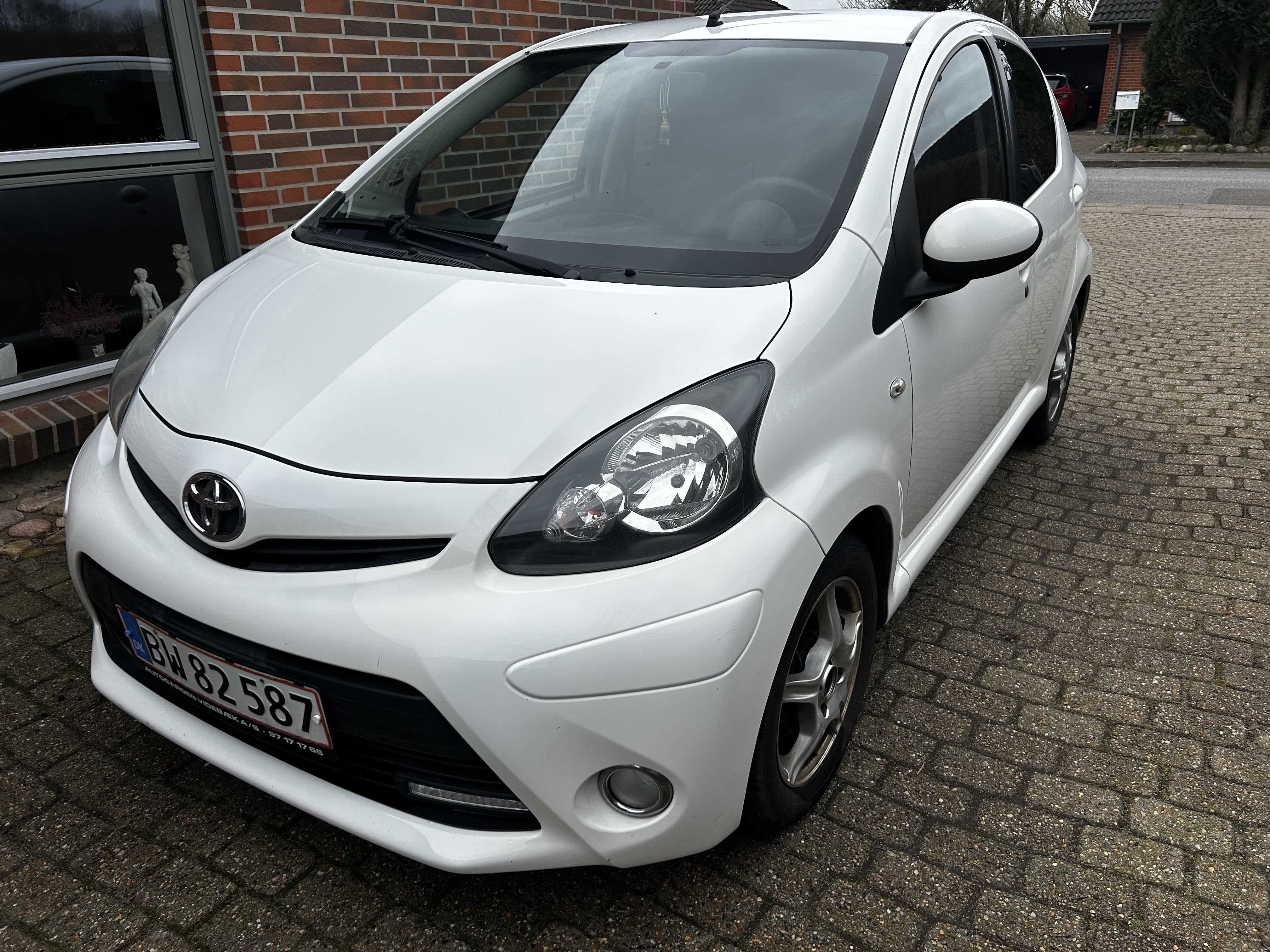 Hvid Toyota Aygo fra 2013