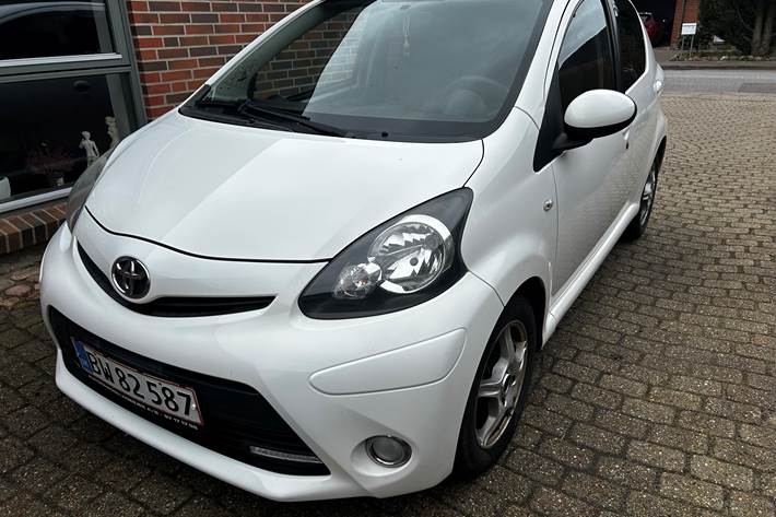 Hvid Toyota Aygo fra 2013