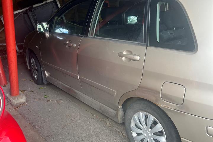 Beige Suzuki Liana fra 2004