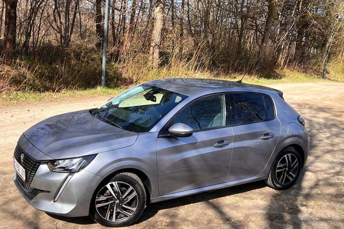 Grå Peugeot 208 fra 2021