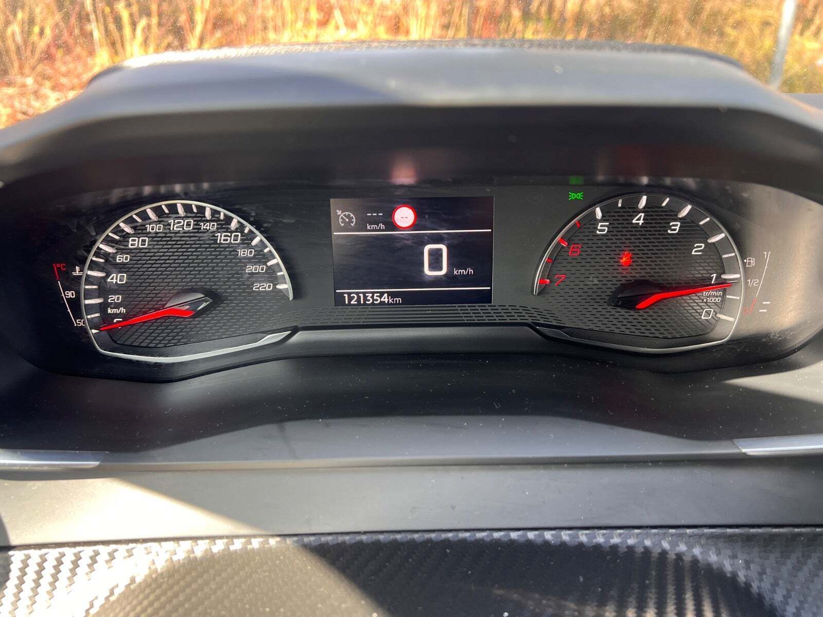 Grå Peugeot 208 fra 2021