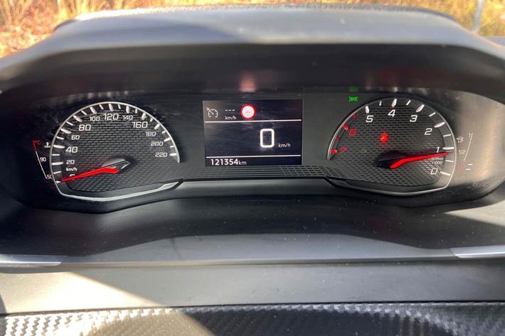 Grå Peugeot 208 fra 2021