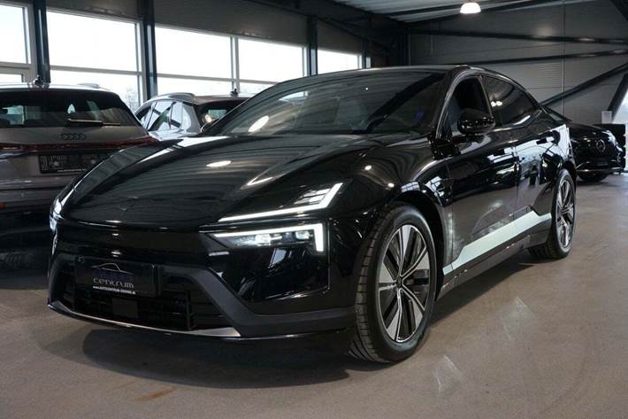 Sort Polestar 4 fra 2025