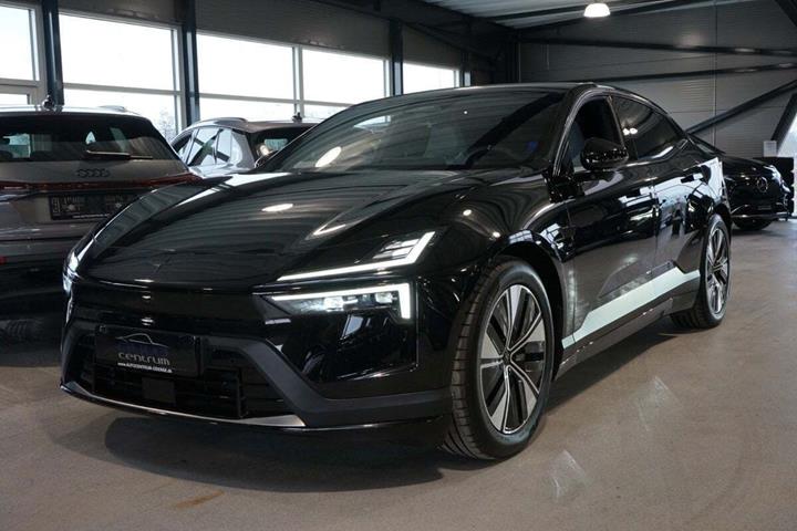 Sort Polestar 4 fra 2025