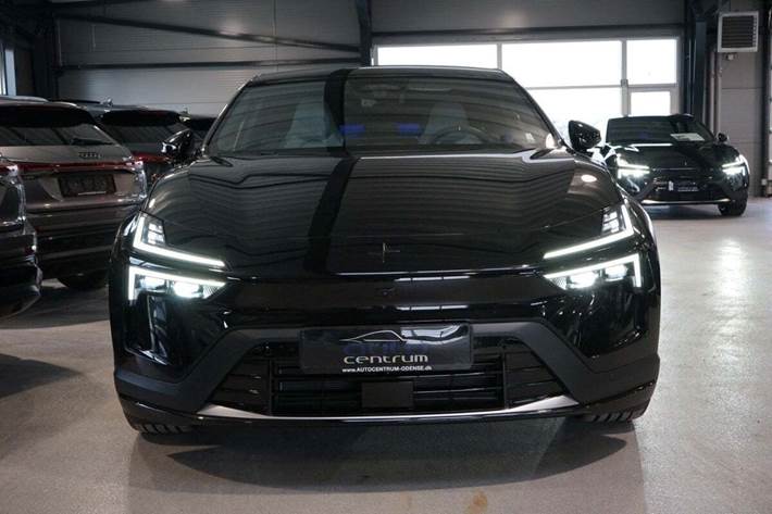 Sort Polestar 4 fra 2025