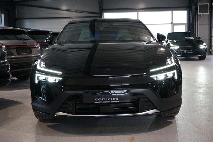 Sort Polestar 4 fra 2025