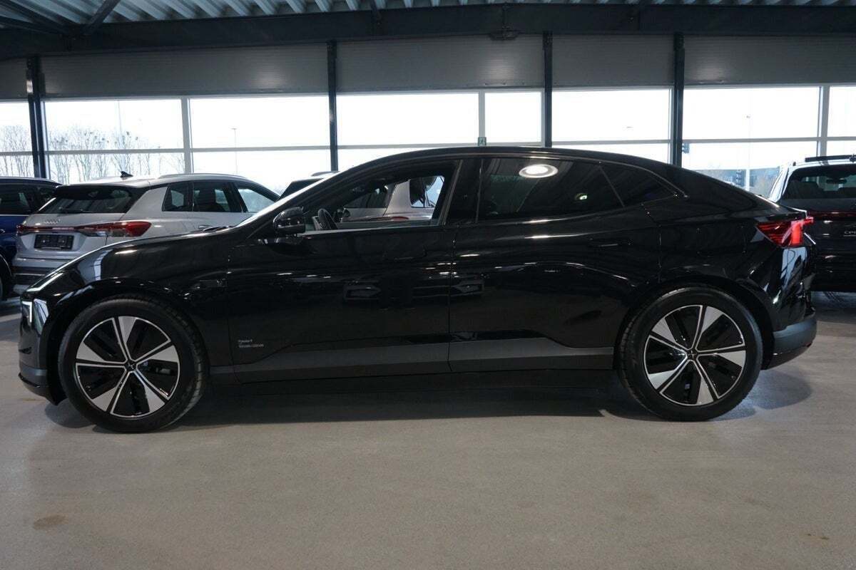 Sort Polestar 4 fra 2025
