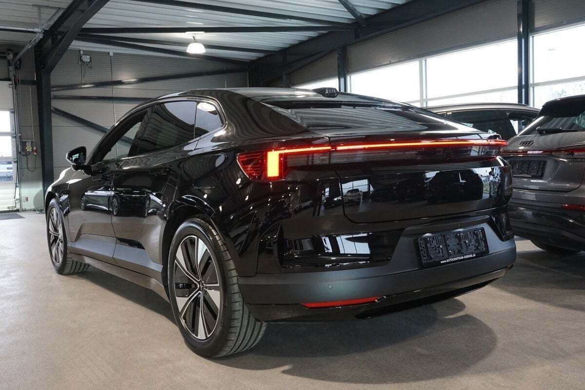 Sort Polestar 4 fra 2025