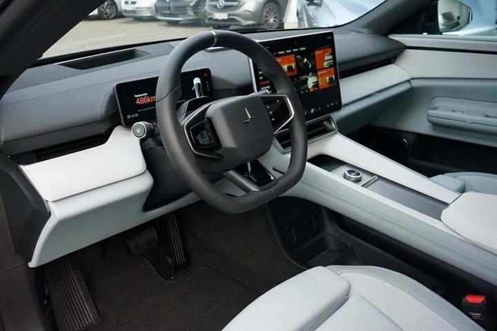 Sort Polestar 4 fra 2025