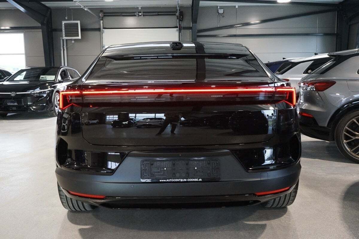 Sort Polestar 4 fra 2025