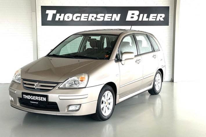 Orange Suzuki Liana fra 2008 set udefra