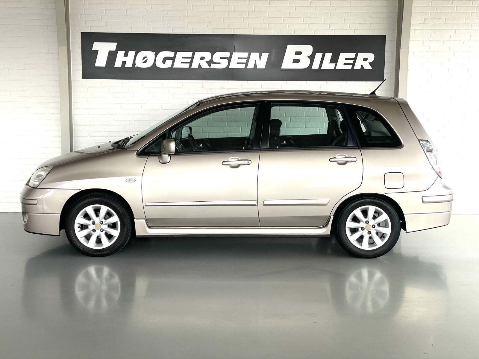 Orange Suzuki Liana fra 2008
