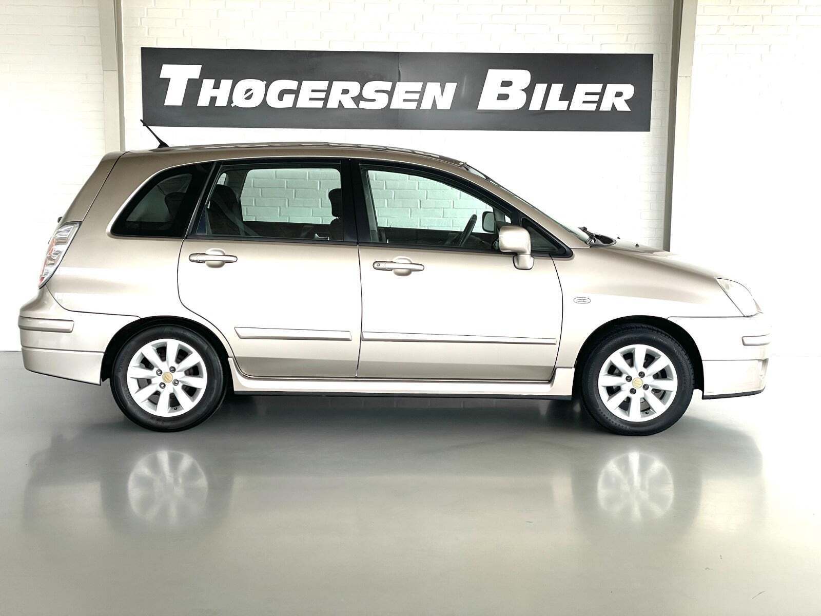 Orange Suzuki Liana fra 2008