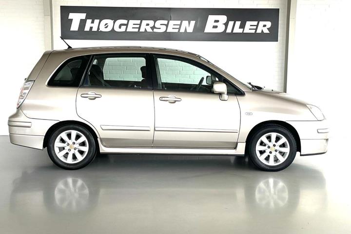 Orange Suzuki Liana fra 2008