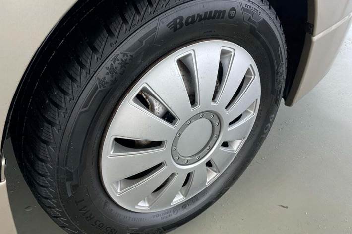 Orange Suzuki Liana fra 2008