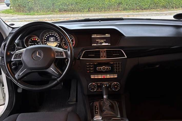 Hvid Mercedes C-Klasse fra 2012