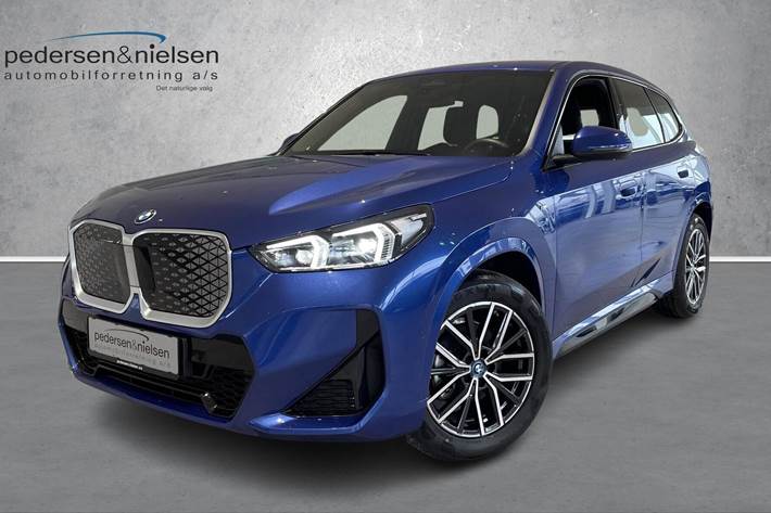 Blå BMW iX1 fra 2025 set udefra
