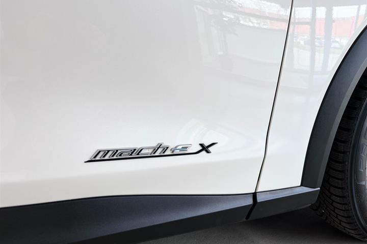Hvid Ford Mustang Mach-E fra 2022