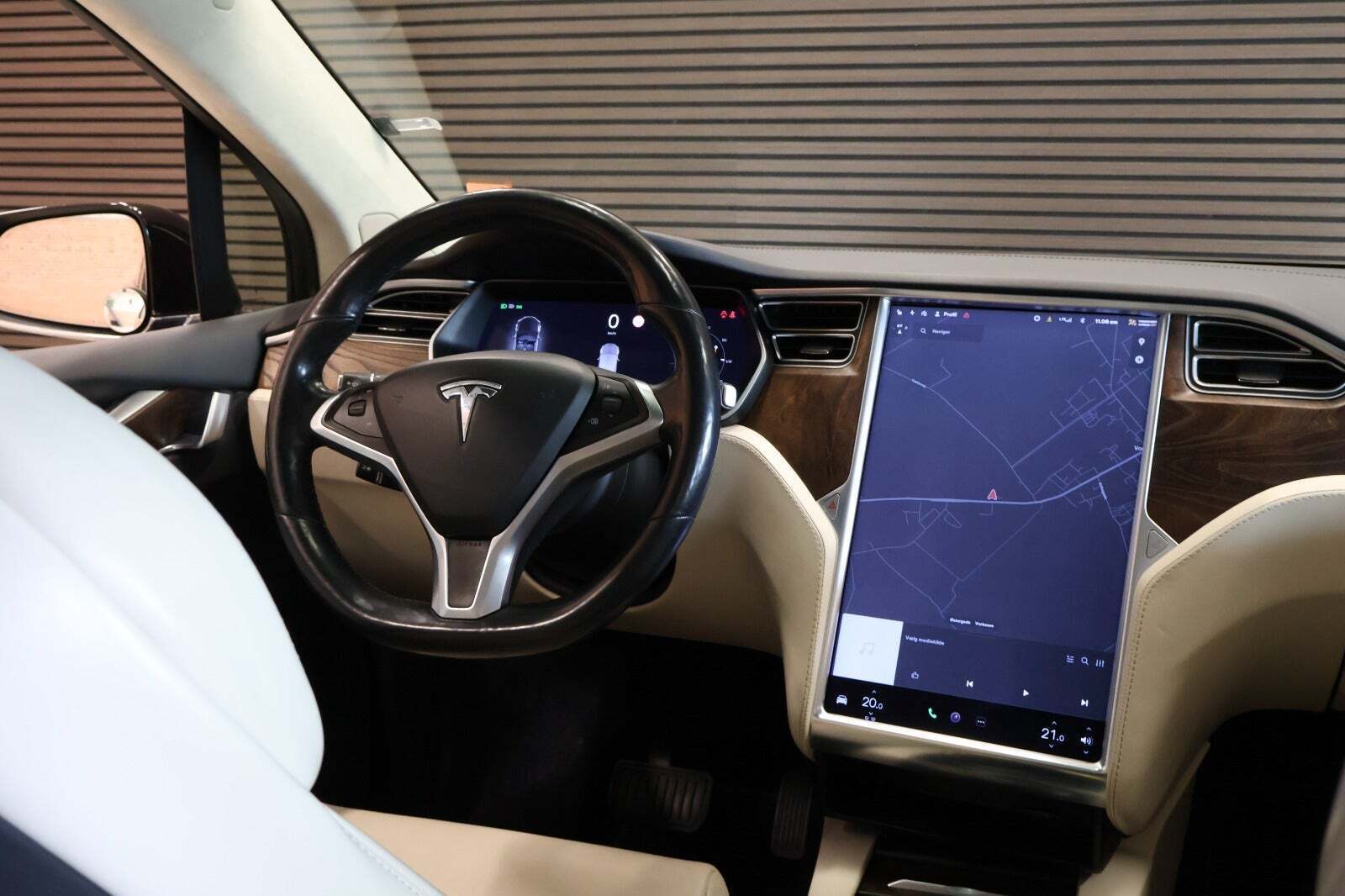 Sort Tesla Model X fra 2017