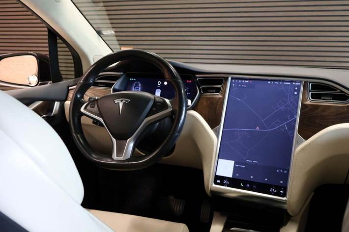 Sort Tesla Model X fra 2017