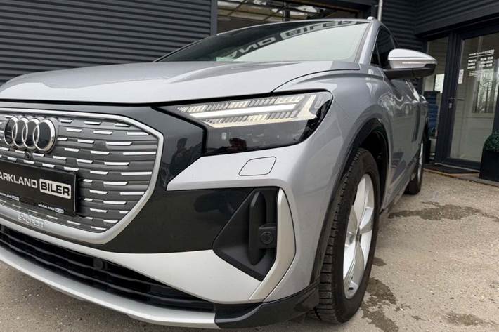 Sølv Audi Q4 e-tron fra 2022