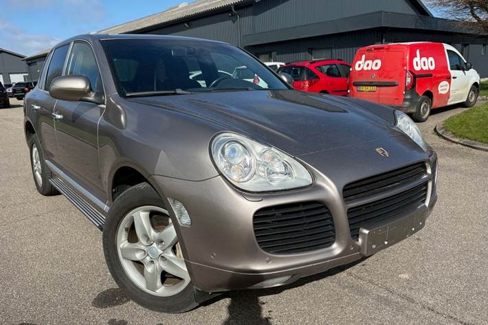 Orange Porsche Cayenne S fra 2006