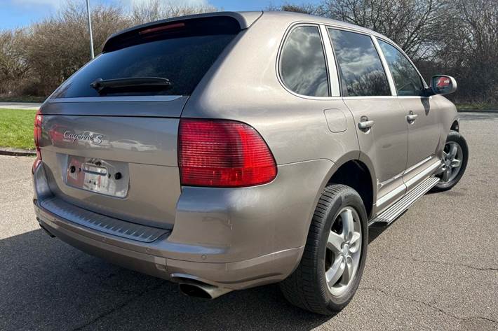 Orange Porsche Cayenne S fra 2006
