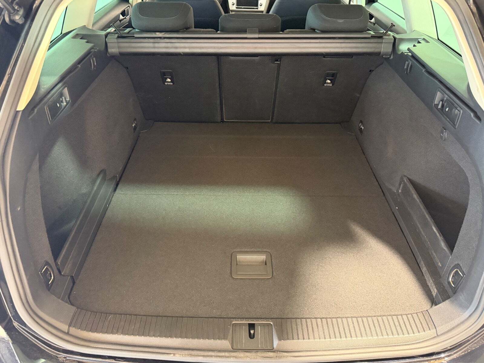 Sort VW Passat fra 2016