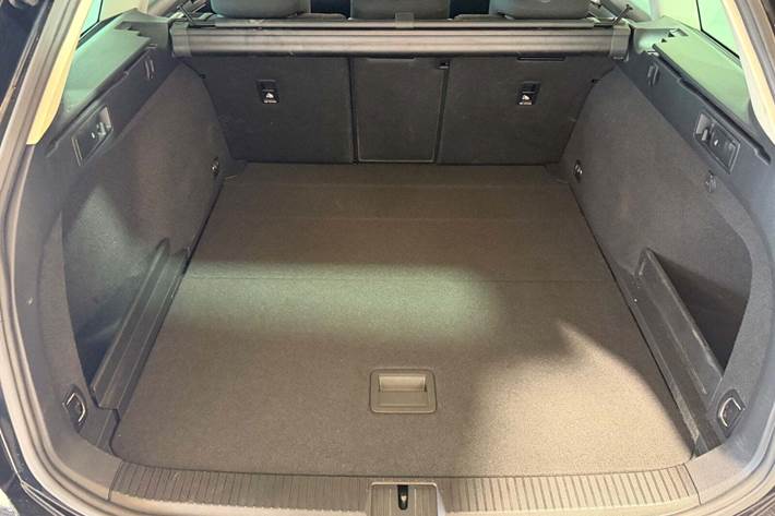 Sort VW Passat fra 2016