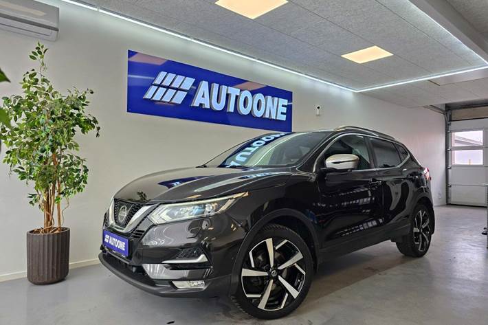 Sort Nissan Qashqai fra 2018 set udefra