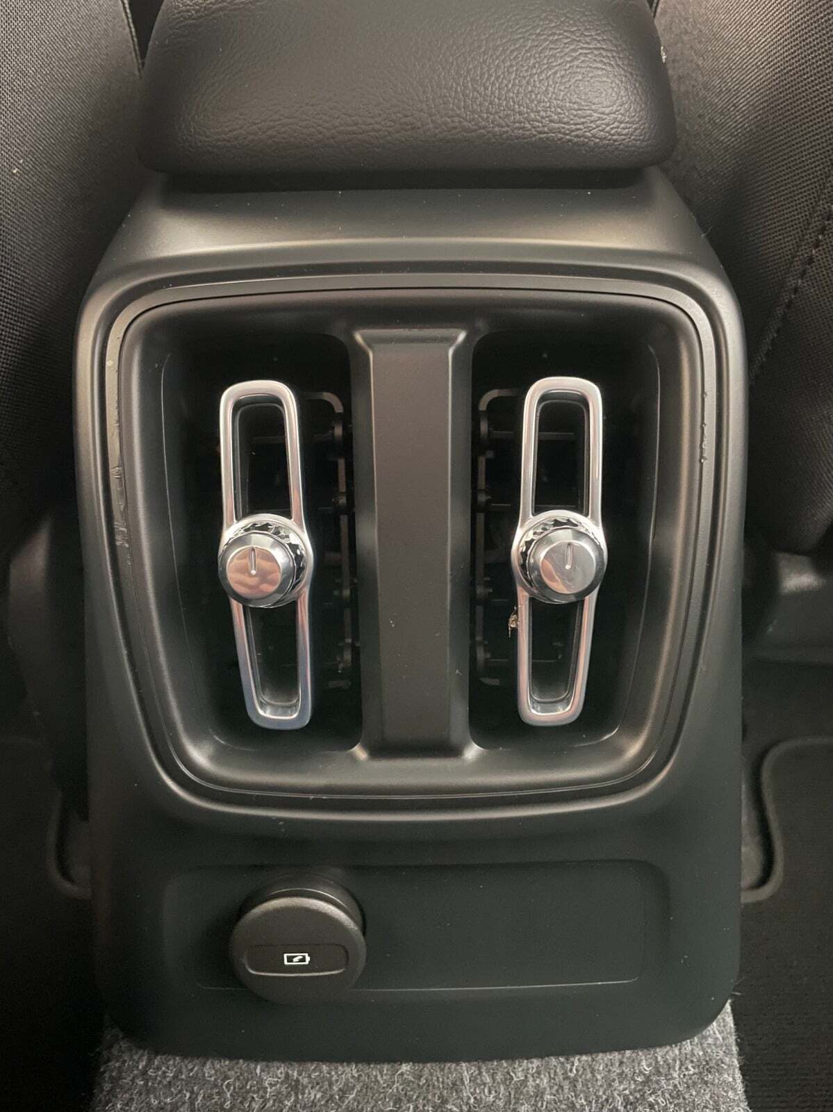 Sort Volvo XC40 fra 2022