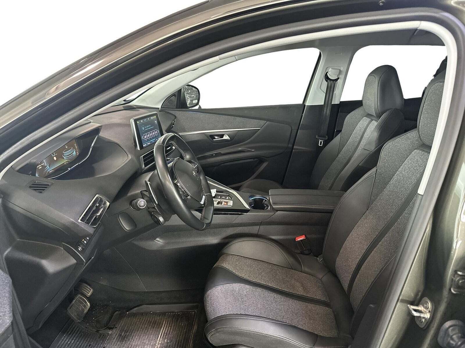 Grå Peugeot 3008 fra 2020