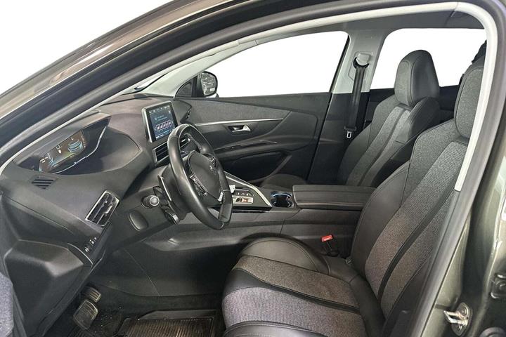 Grå Peugeot 3008 fra 2020
