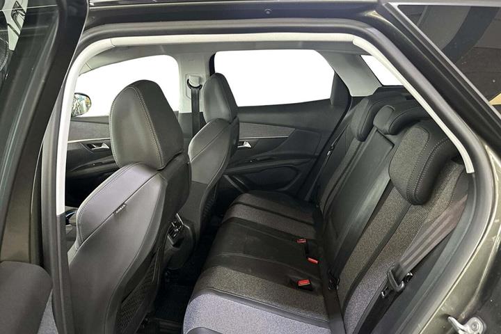 Grå Peugeot 3008 fra 2020