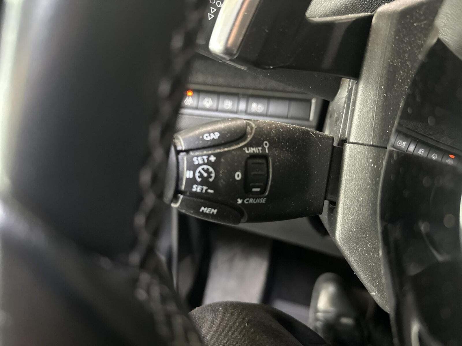 Grå Peugeot 3008 fra 2020
