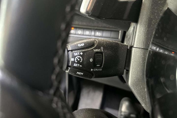 Grå Peugeot 3008 fra 2020